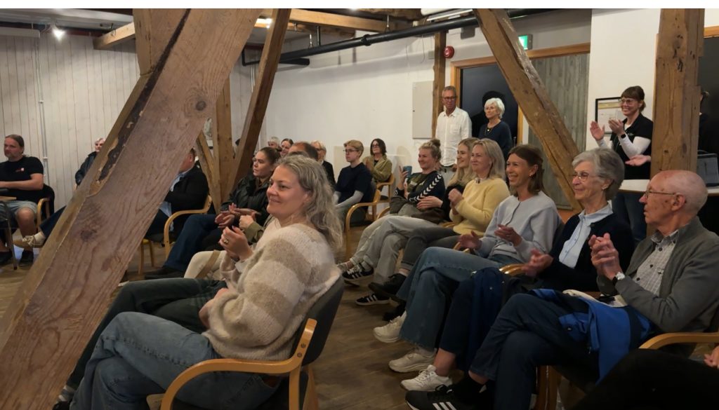 Minikonsert på kunsthåndverksmarkedet 2 Engasjerte tilhørere på intimkonsert under kunsthåndverkmarkedet på Søgne gamle prestegård.