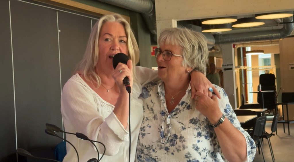 Sommerstemning på Sygna 2 Ragnhild Aasen og Åse Dybing Henriksen skapte stemning da Guitarman overlot mikrofonen til dem og de sang Tore Tang.