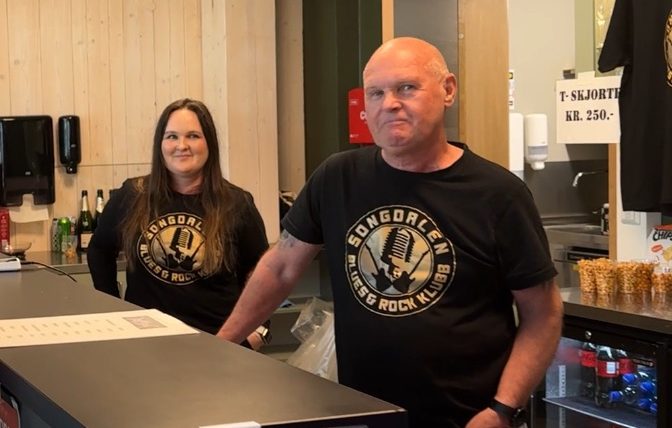 Sommerstemning på Sygna 3 Far og datter Rislaa fra Songdalen Blues og Rock Klubb, var kveldens bartendere.