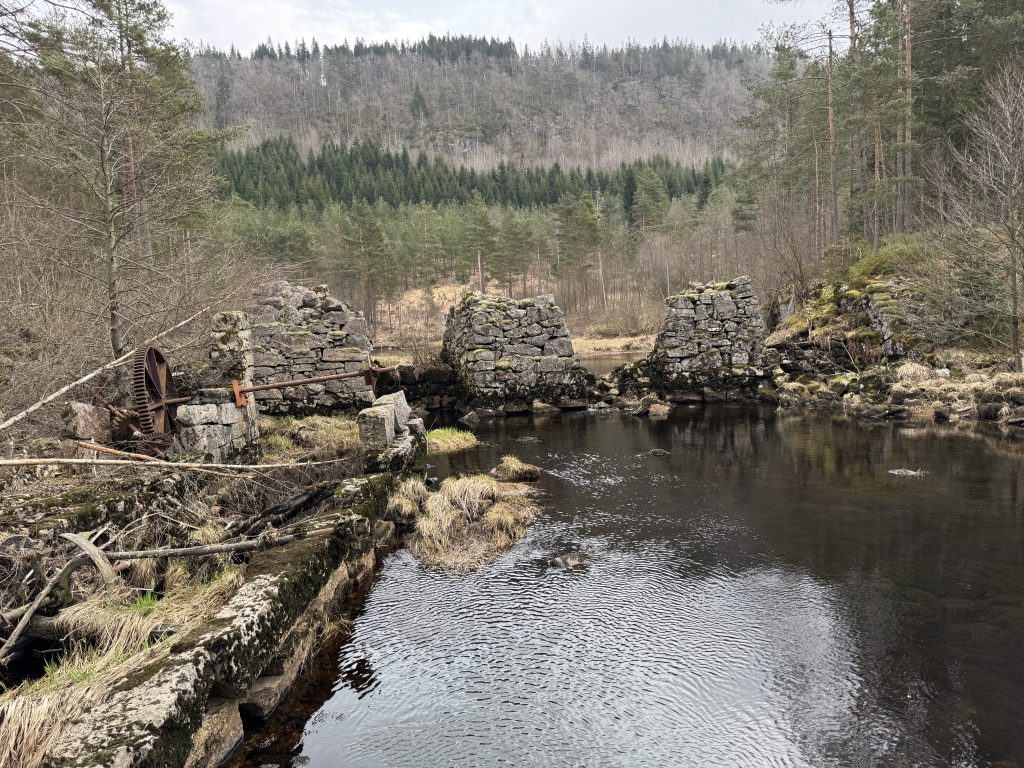 Vakkert ved Trælevannet i Finsland 1 Restene etter vannsaga på Mæsel er et minne om svunnen tid.