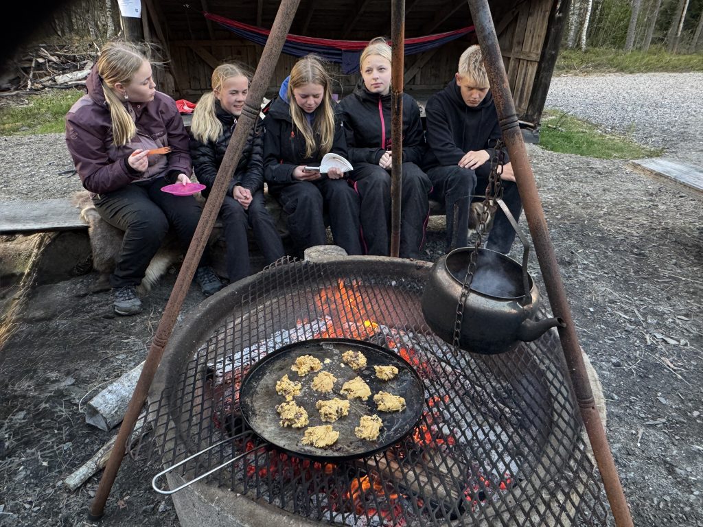 Idyllisk overnattingstur med 4H 3 4H-medlemmene Susanne Finsland, Ina R. Aanestad, Tilly Moi-Johansen, Ida Egeli og Isak Dahle venter på at cookiser blir stekt.