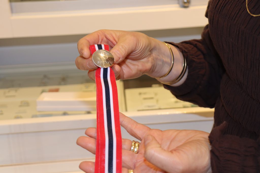 Gaven gull og sølv feirer 45 år på Hølleveien! 5 Gaven gull og sølv, medaljong