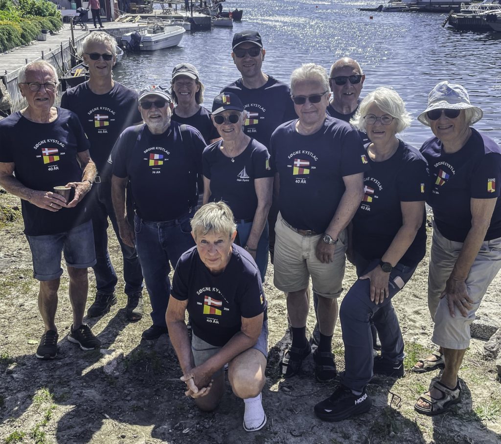 Kortreiste gleder ved Trysfjorden 11 Det er småbåtgruppa i kystlaget som står bak Kystens Dag på Lastad. Fra venstre: Jan Arne Kleivset, Thor Borø, Helge Jenssen, Anne Hagen, Kia Sørensen, Roald Kragh, Toralf Christensen, Arnfinn Ekeberg, Kari Kleivset, Gerd Lillian Olsen. Foran Inger Jordbrudal. (foto: privat)