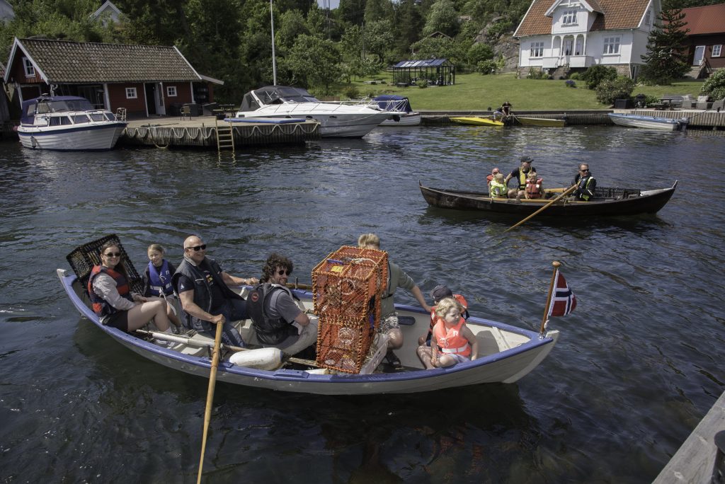Kortreiste gleder ved Trysfjorden 2 Inn med fangsten: Smilene satt løst hos fiskerne som kom til land med velfylte krabbeteiner. Rosjekta i forgrunnen heter noe som fornemt som Fru Krag og har hjemmehavn på Lastad. Den er bygget på Trysnes i 1935 og fyller altså 90 år omtrent på denne tida. Kjærlig pleie fra Kystlagets side gjør at hun bærer alderen usedvanlig godt.