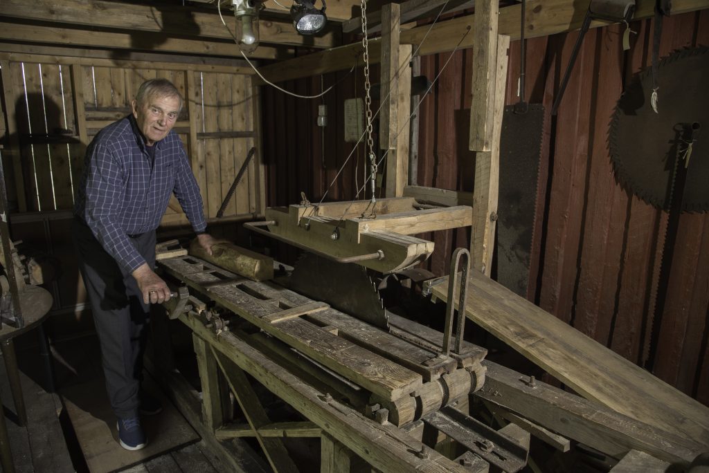 Sommer på Porsmyr bygdetun 1 Lokalt klenodium: Denne gamle stavsaga har stått på Stokkeland og ble i sin tid brukt til å skjære tønnestav. Oddbjørn demonstrerer.