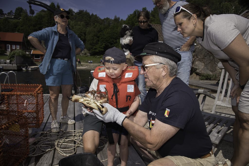 Kortreiste gleder ved Trysfjorden 5 Havets skatter: Toralf Christiansen fanget manges oppmerksomhet da han viste frem en av de kortreiste krabbene fra Trysfjorden.