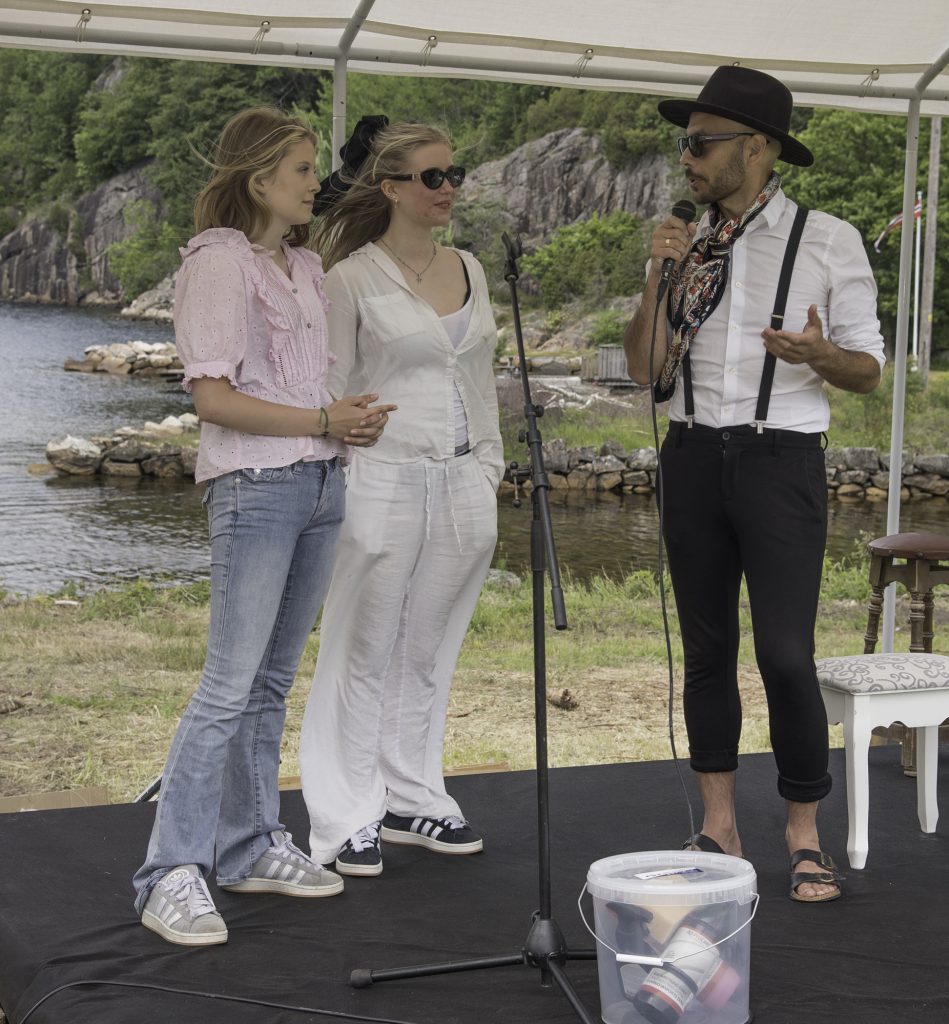 Jubileum: 40 år med trekkferjefestival på Holmen 2 Ungt innslag: Søstrene Lykke (14) og Alice (15) Manneråk Knutsen hadde tatt turen fra Mandal for å underholde fra scenen. Her intervjues de av Ronny Myrene.