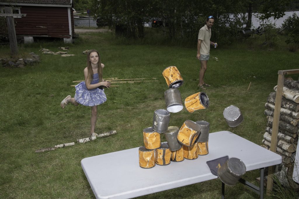 Jubileum: 40 år med trekkferjefestival på Holmen 6 Treffsikker: Adele Hvass (11) ble dreven i å kaste på boks. I bakgrunnen pappaen til Adele som tydelig ble imponert over innsatsen.