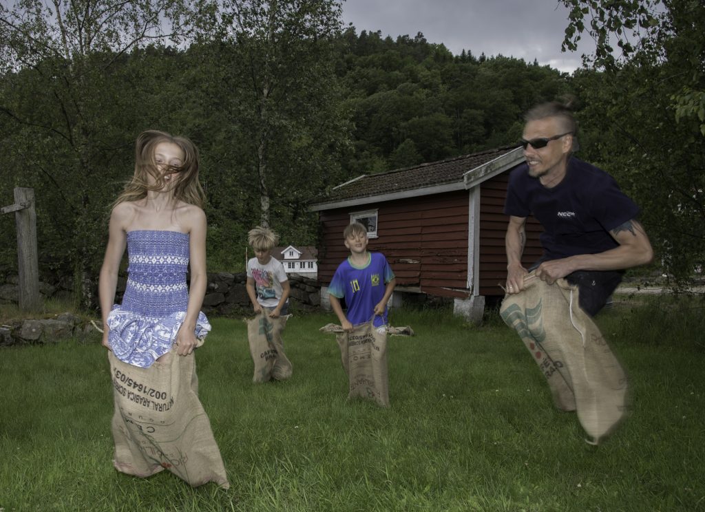 Jubileum: 40 år med trekkferjefestival på Holmen 5 Klassiker: Gamle leker som sekkeløp blir aldri feil. Her er det Adele Hvass, Lucas Hvass, Kasper Haraldstad og Vegard Benestad som kjemper innbitt om å komme først i mål.