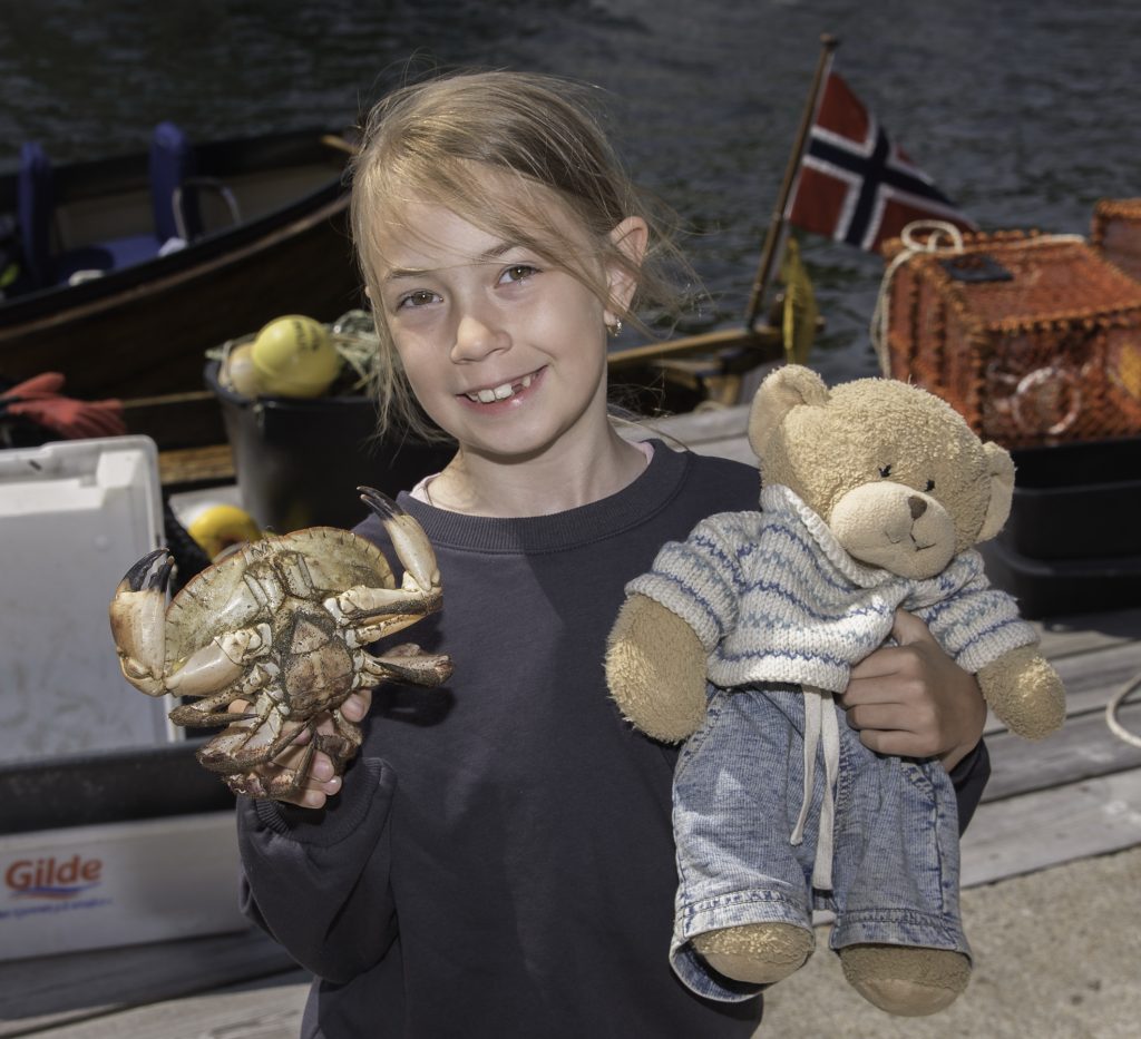 Kortreiste gleder ved Trysfjorden 6 Modig: Sophie Ekeberg våget å holde en lys levende krabbe i hånda. Greit å ha med bamsen sånn for sikkerhets skyld, kanskje. -Det er ikke noe skummelt, forsikret hun.