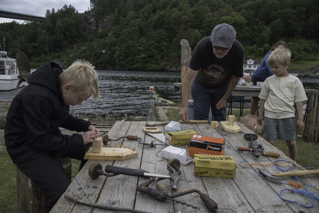 Jubileum: 40 år med trekkferjefestival på Holmen 4 Unge båtbyggere: Othilie Erland (11) og Ferdinand Johansen fikk dreisen på å bygge båter. Ferdinand fikk litt hjelp av bestefar Magne Tveit.