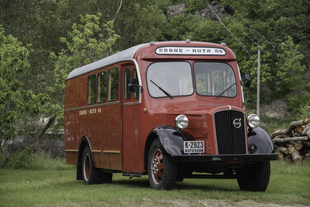 Jubileum: 40 år med trekkferjefestival på Holmen 9 Lokal nostalgi: Søgneruta lever takket være venneforening som tar vare på denne Volvoen fra 1937, bygd hos Brødrene Repstad i Søgne. Her snakker vi kortreist buss.