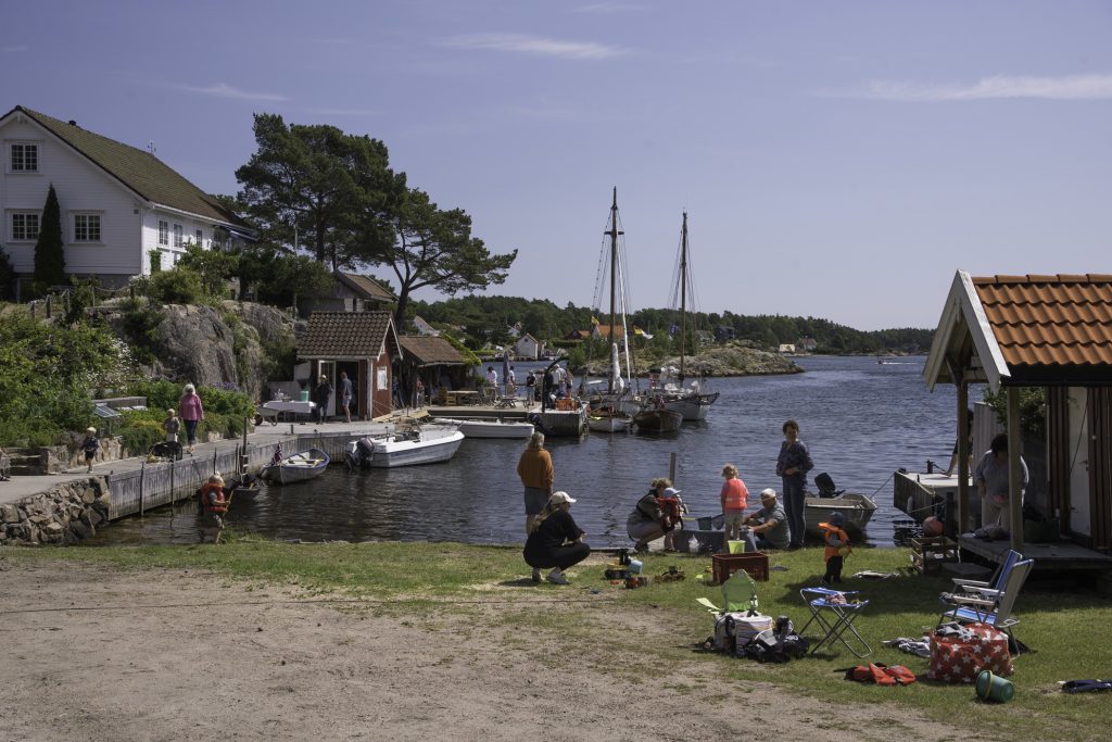 Kortreiste gleder ved Trysfjorden 1 Sommerdag i bukta: Idyll så det rekker i sjøkanten på Lastad en smeigedag i juni.
