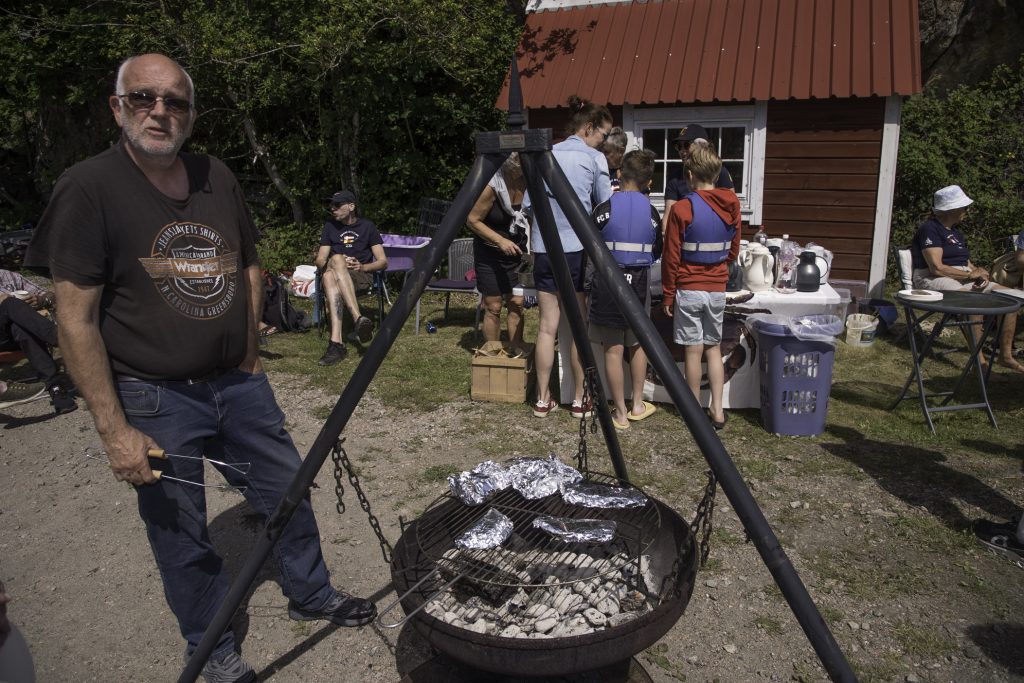 Kortreiste gleder ved Trysfjorden 4 Grillmester: Magne Tveit sørget for at fisken ble foliestekt forskriftsmessig. Og gjett om havets delikatesser falt i smak...