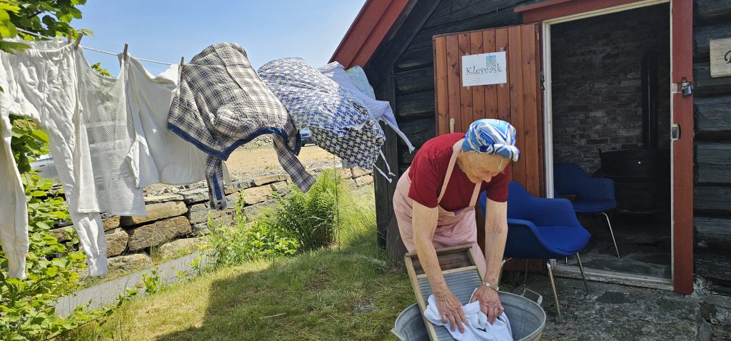 Bygdefest på Porsmyr! 15 - Det var mye jobb med klesvasken den gang, forteller Signe, og illustrerer vask med vaskebrett.