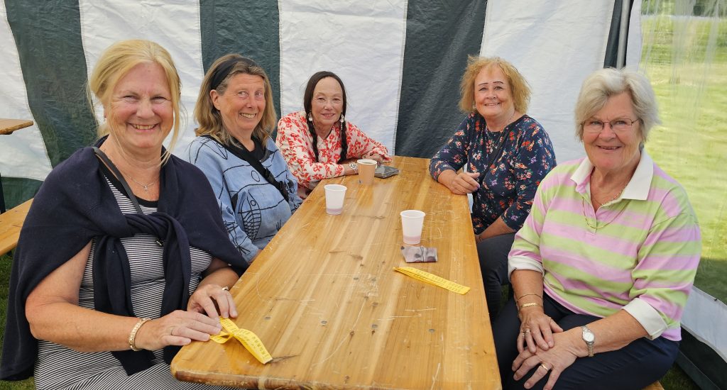 Bygdefest på Porsmyr! 6 Fem glade 70 år gamle skolevenninner rundt bordet. Fra venstre May Britt, Bjørg Solaas Myhre, Tine Skottedal, Astrid Michaelsen og Torunn Rosåsen.