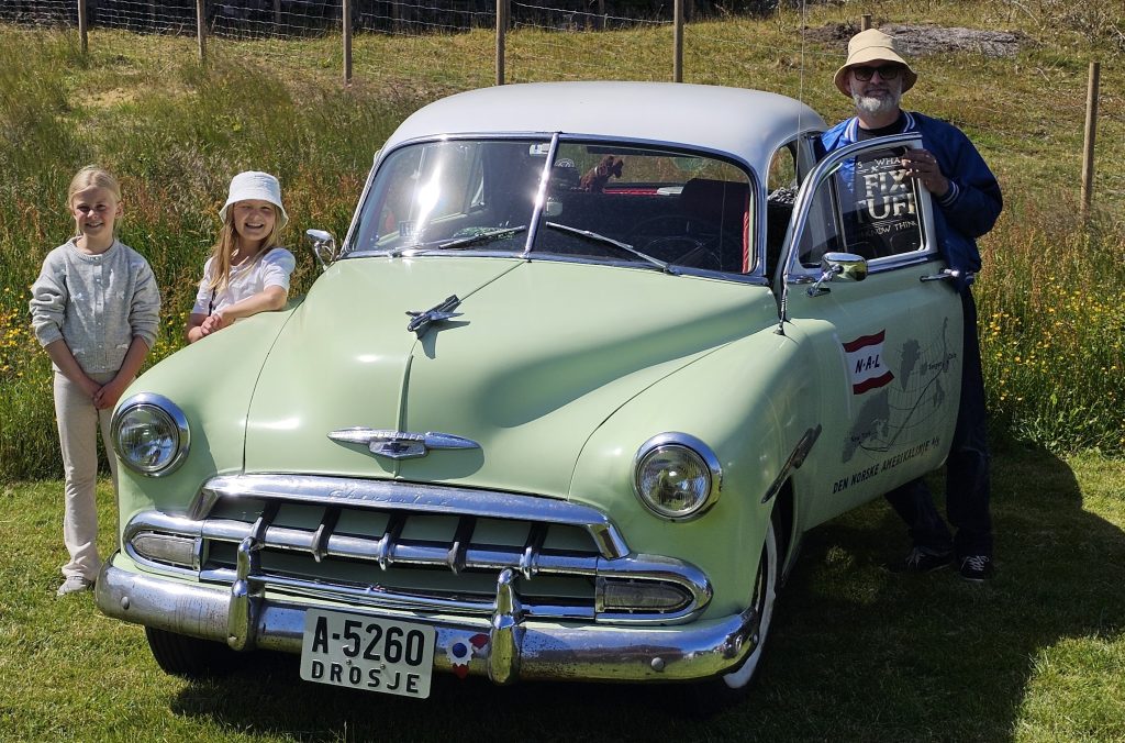 Bygdefest på Porsmyr! 7 - Jeg har tatt med bilen her på utstilling fem av de seks årene vi har bodd her, og synes det er veldig gøy, forteller Allan, som poserer med datteren Sakine (10) nærmest og bestevenninna Nella (snart 10).