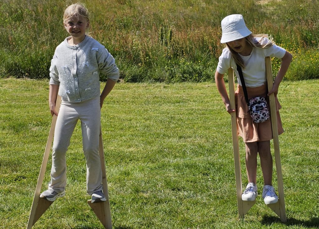 Bygdefest på Porsmyr! 8 Nelly (til venstre) og Sakine viser Fritidsnytt kunsten å gå på stylter.