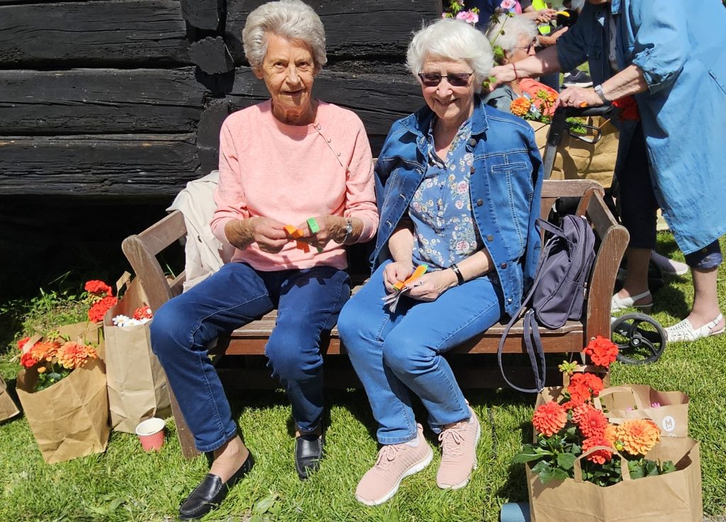 Bygdefest på Porsmyr! 4 - Jeg bruker ikke vinne, men i år har jeg vunnet her sammen med Eva, det var veldig gøy, forteller Kirsten (til høyre).