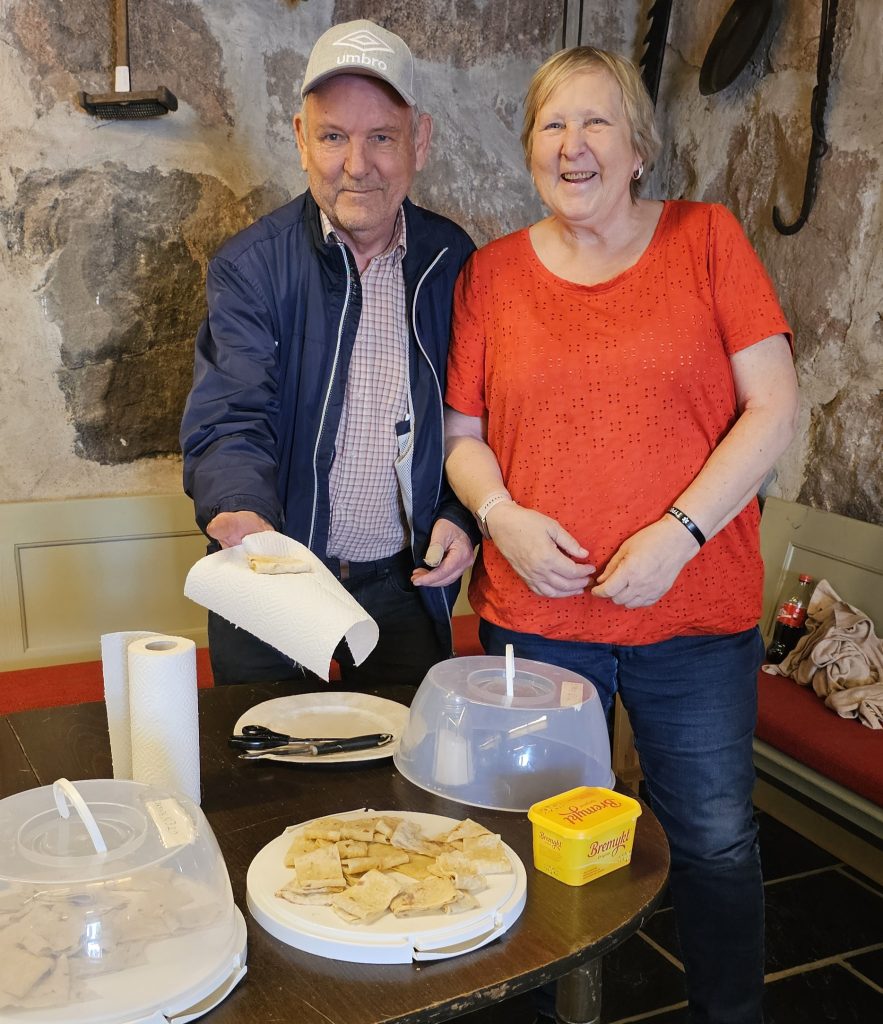 Bygdefest på Porsmyr! 12 Per Viggo og Kirsten serverer Fritidsnytt nydelig fersk potetlefse med smør og sukker.