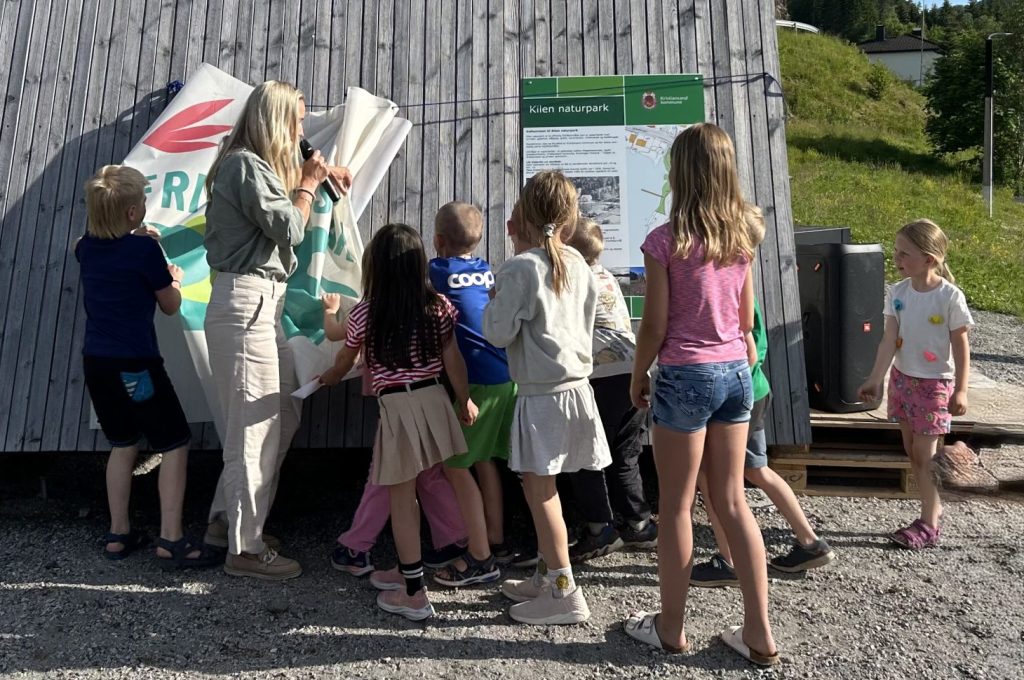 Kilenparken ble offisielt åpnet torsdag kveld 1 Varaordfører Charlotte Beckmann Finnestad (KrF) kom med informasjonstavle fra Kristiansand kommune., og fikk hjelp av ivrige barn til å henge den opp.