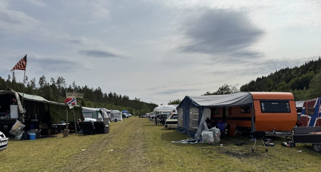Tilbakeblikk på tidenes festival 5 Jordet på Vamoen var fylt med medbrakte soveplasser i alle kalibre.