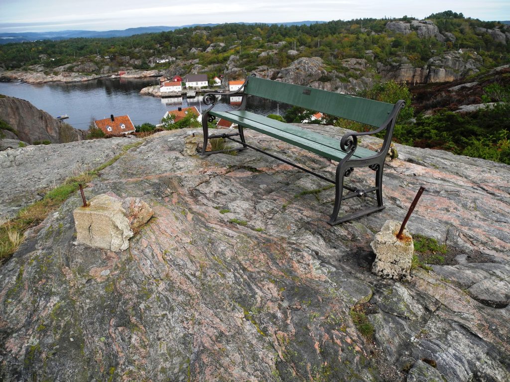 Øyperlene Ny-Hellesund 4 Det står i dag en benk på toppen av Kappelløya hvor restene av den gamle loshytta.