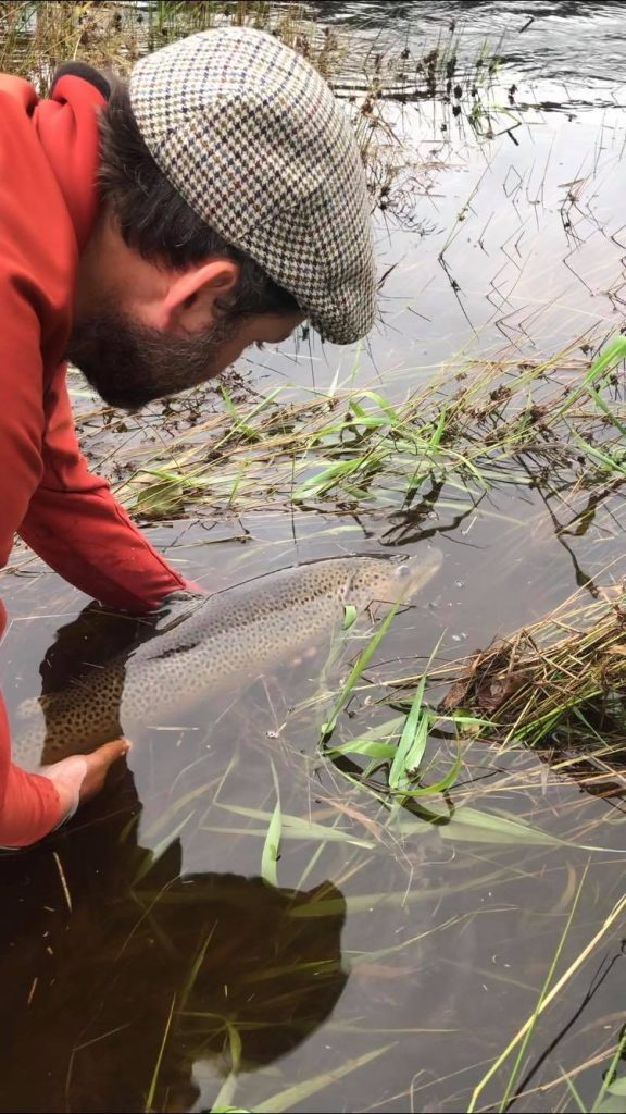 Her kan du fiske! 1 Espen viser hvordan en setter fisken forsiktig ut igjen.