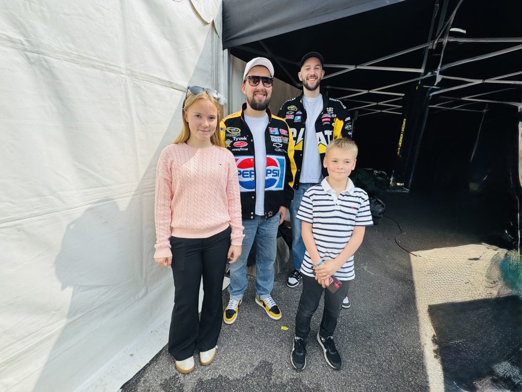 Tilbakeblikk på tidenes festival 3 Hagle (André Jensen og Olav Tokerud) stilte velvillig opp på uttallige bilder. Her med Leah (13) og Matheo (11) fra Søgne.