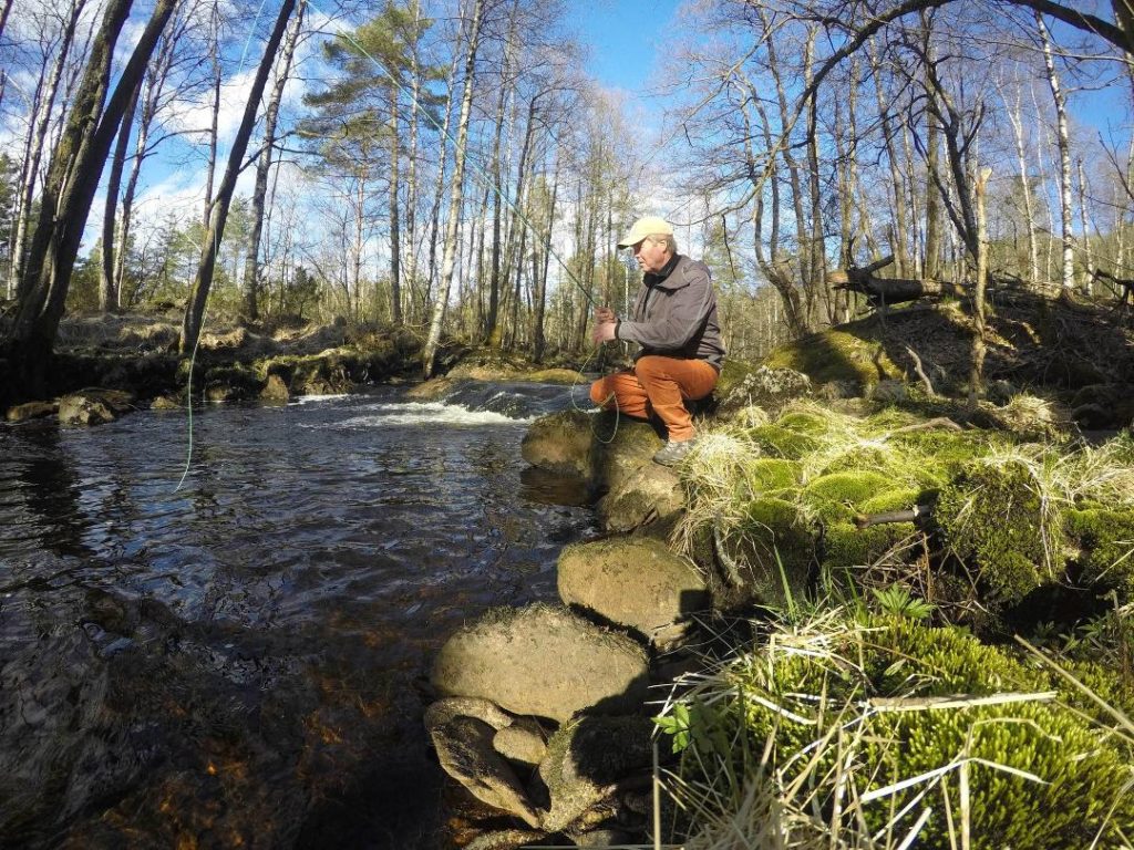Fisketips med Stein Grønberg 5 Her er Stein Grønberg i konsentrert fiske ved Trælevannet. (Foto: Privat)