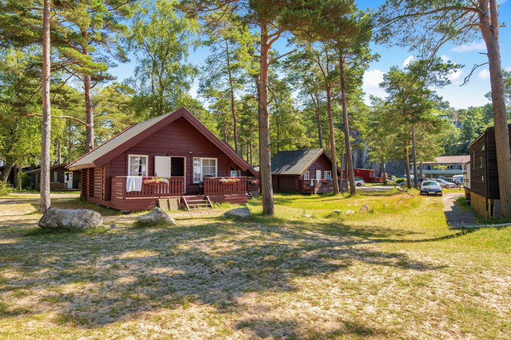 Åros feriesenter – med garantert 25 grader i vannet 4 Hyttene ligger idyllisk til. Foto Åros feriesenter