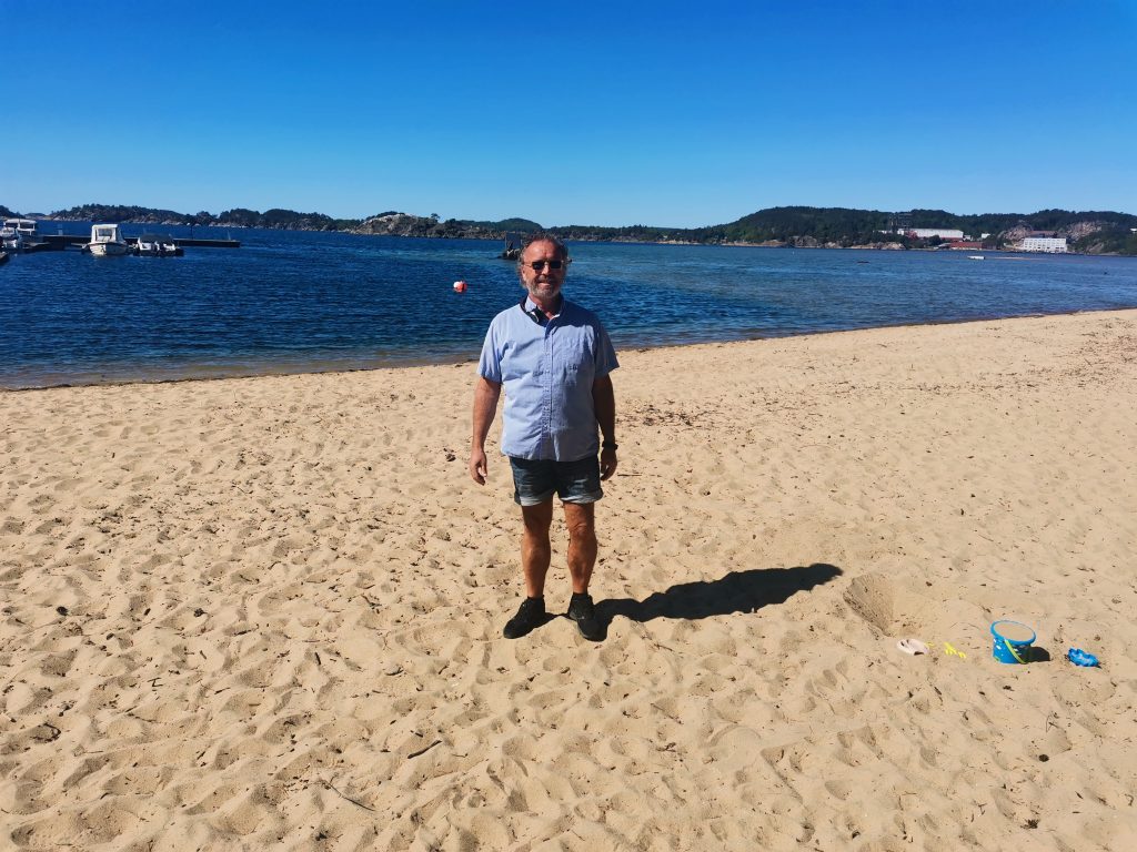 Åros feriesenter – med garantert 25 grader i vannet 2 Kristian Herlofsen viser stolt frem Årosstranda.