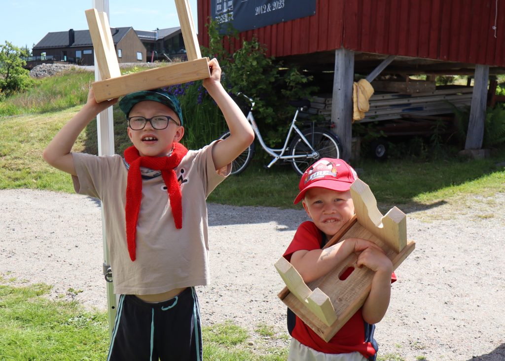 Bygdefest på Porsmyr! 9 Sverre (8) og broren Håkon (5 1/2) med etternavn Vatle Rubbås, viser stolt fram hver sin krakk de har snekret.