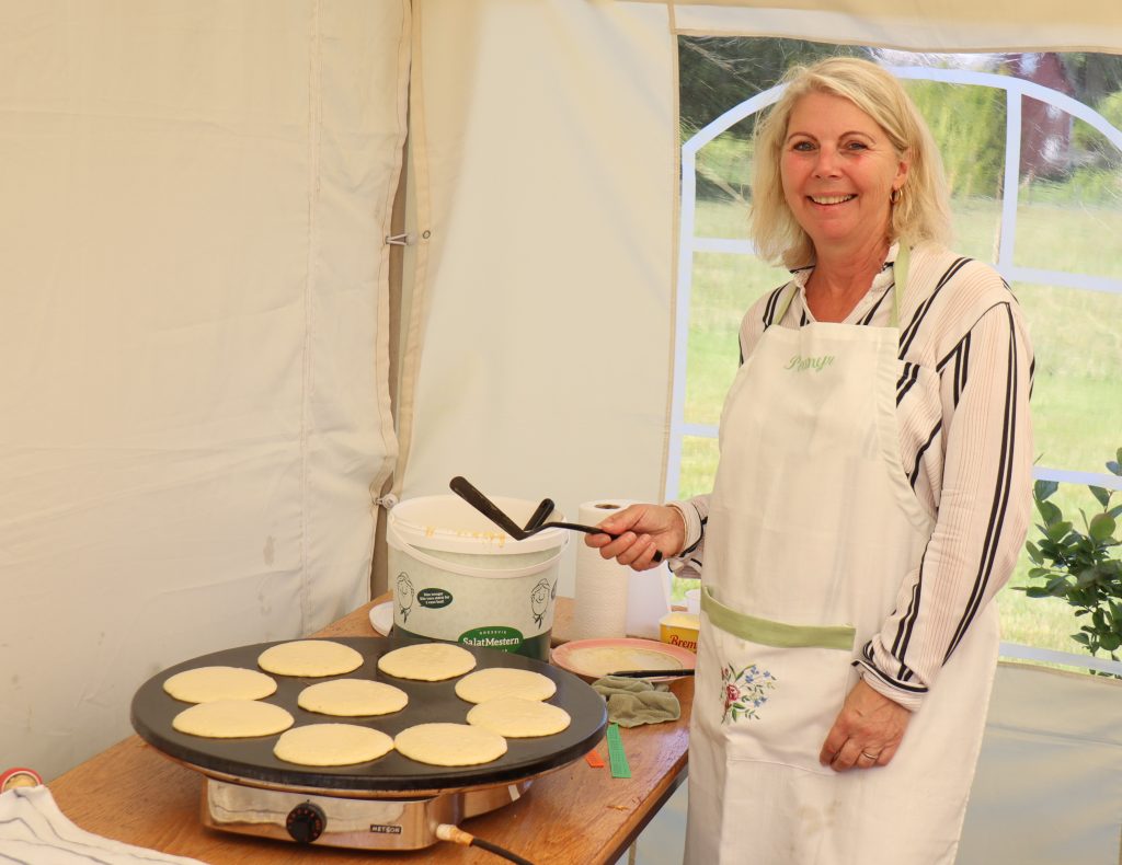 Bygdefest på Porsmyr! 11 - Lappene forsvinner fort, forteller Lene Næss Birkeland, en av lappestekerne og kasserer i Porsmyrs venner.