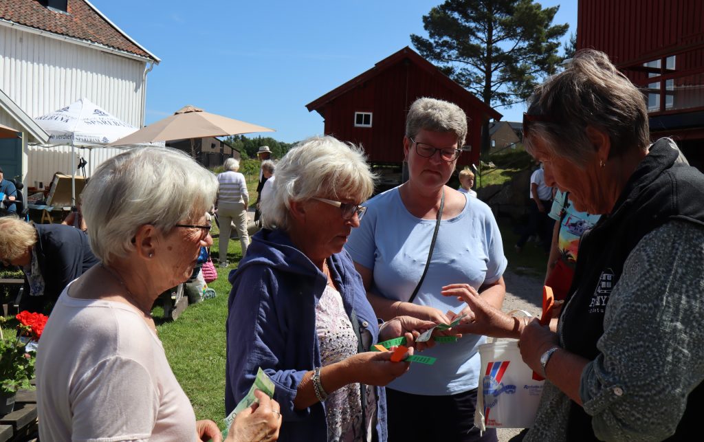 Bygdefest på Porsmyr! 2 Ivrige kjøpere av årer. Gerd, Hilde og Nelly, og loddselger Bjørg.