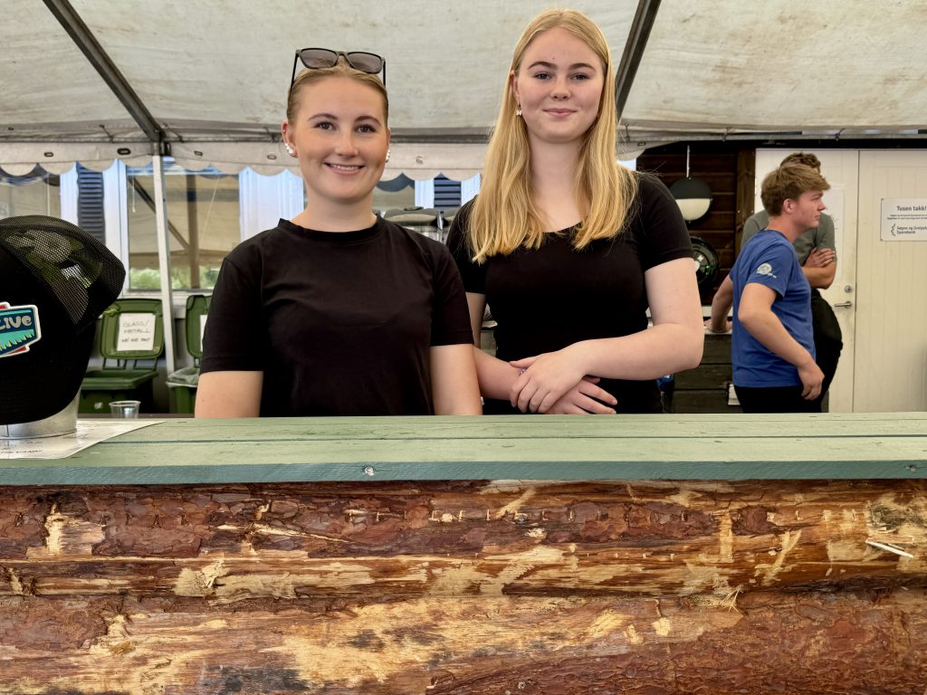 Tilbakeblikk på tidenes festival 4 Susanne Finsland og Marie Edvardsen hadde jobben med å levere ut slush.
