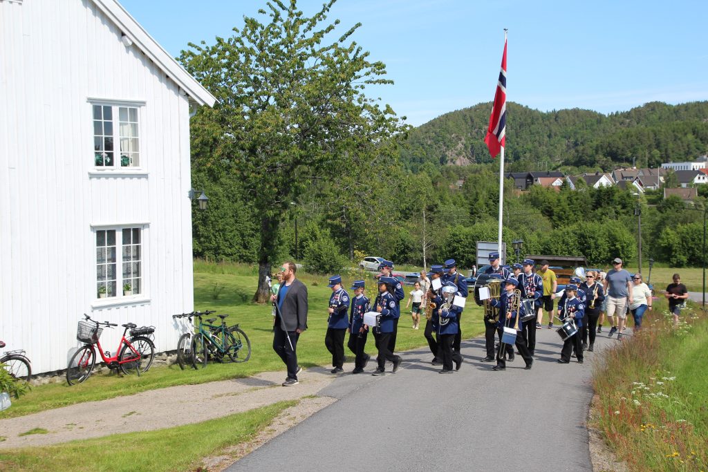 Porsmyrdagen startet med korpsmusikk og falggheising! Songdalen skolekorps satte stemningen. Foto: Oddbjørn Follerås.