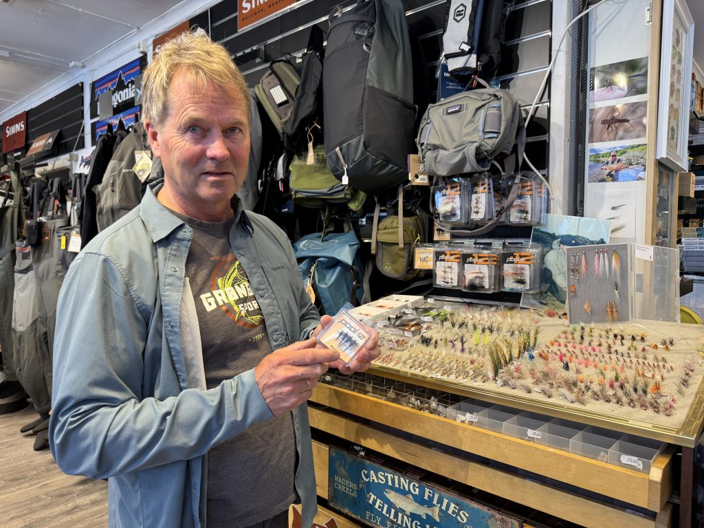 Fisketips med Stein Grønberg 2 Stein Grønberg med utvalg av fiskeutstyr i butikken i Kristiansand.