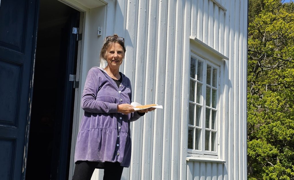 Torunn Kristiansen i Romsvigas venner inviterer inn på hjemmelagde vafler og kaker hver søndag.