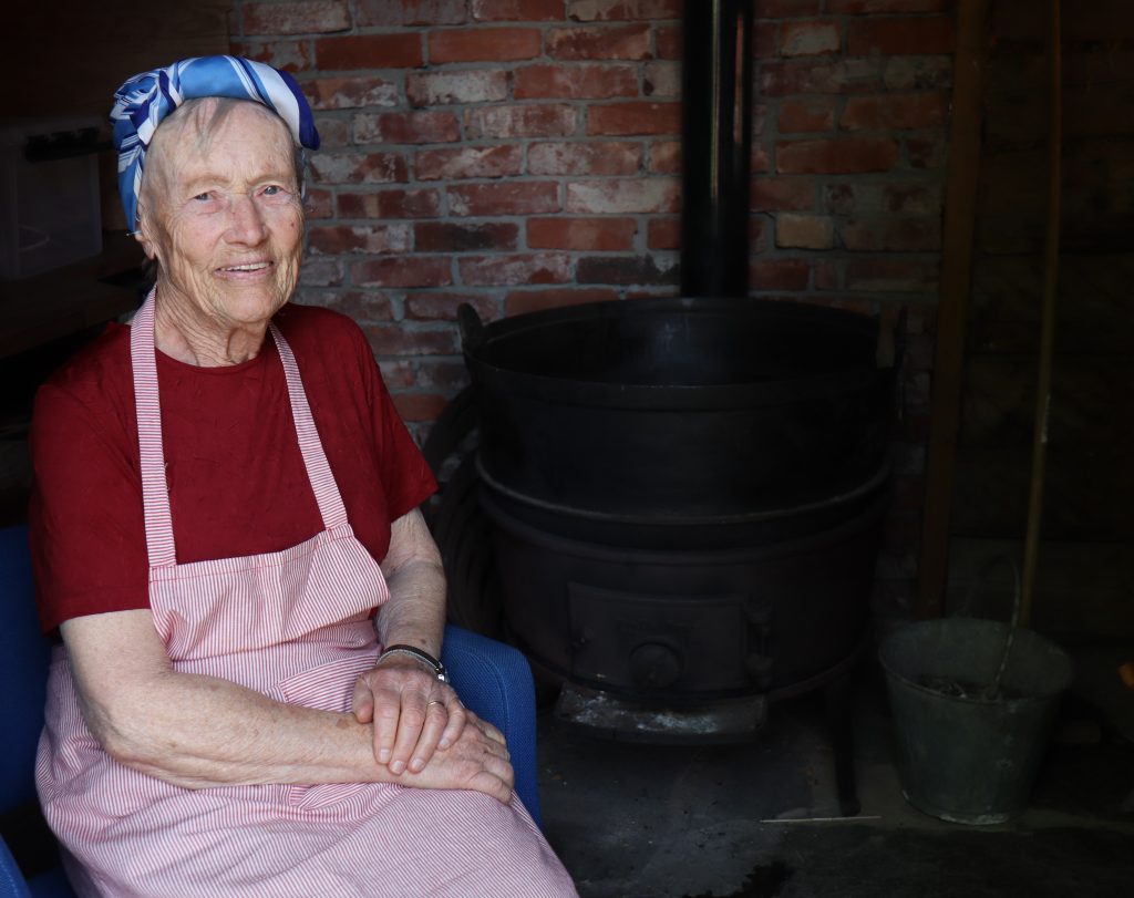 Bygdefest på Porsmyr! 14 I bryggerhuset sitter Signe Haugstad, opprinnelig fra Rysstad, men har bodd i over 50 år i Greipstad. Hun hadde fyrt opp i ovnen i Bryggehuset og varma vann. Her lukta det godt vedfyring og fin røyk fra pipa.