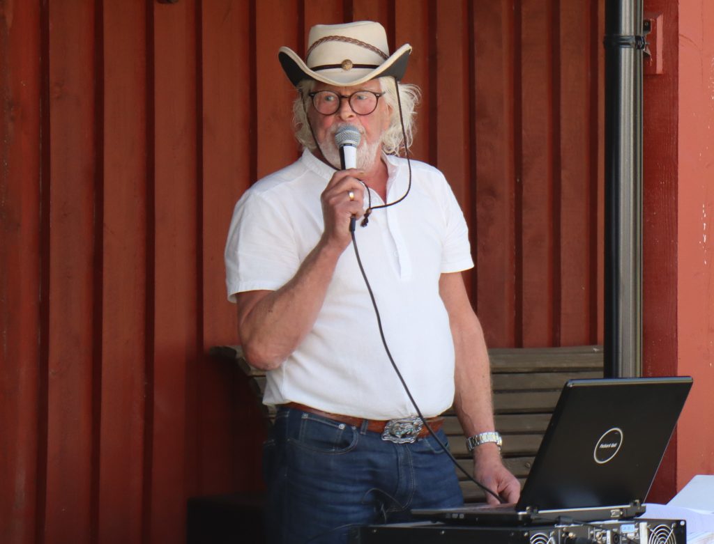 Bygdefest på Porsmyr! 17 Melvin Finsådal sang både countrylåter og salmer under Porsmyrdagen.