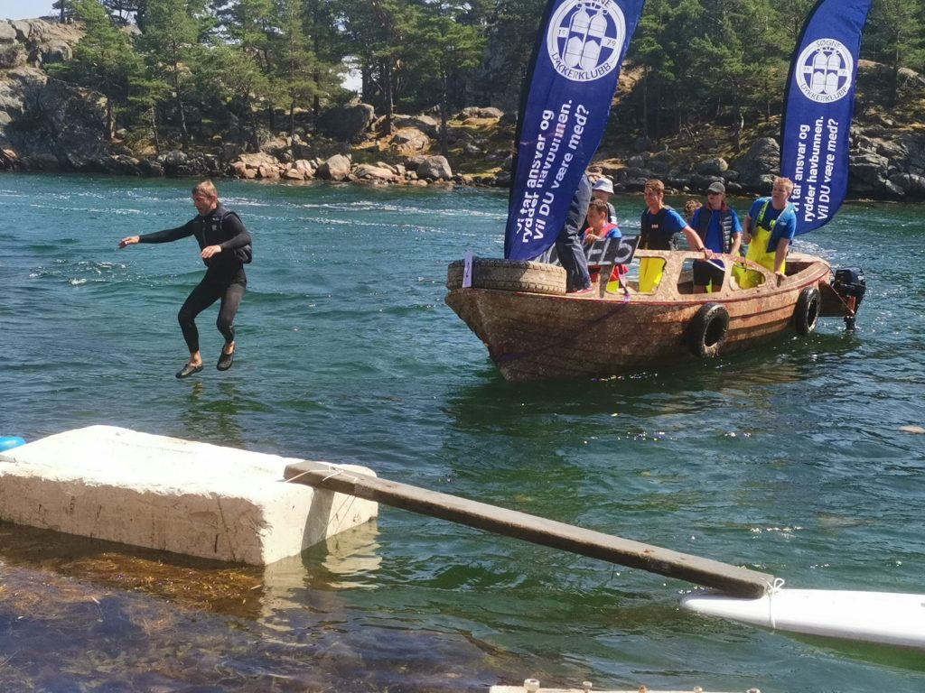 Ta en for laget og hoppet i vannet !