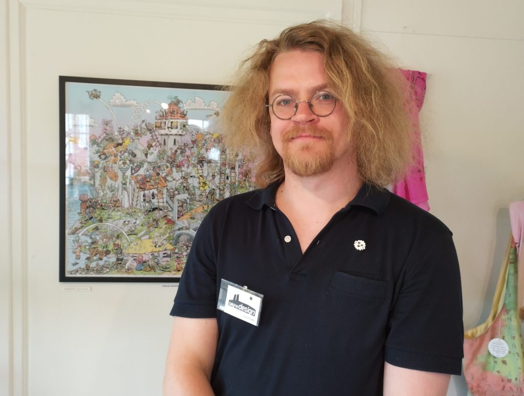 - Jeg tegnet for Budstikka hver uke i flere år. Der utviklet jeg min strek. Jeg hadde litt politisk satire innimellom. Jeg er selvlært, inspirert av Disney og Cartoon Network sine tegnefilmer. Dette er hobbyen min, forteller Mathias.