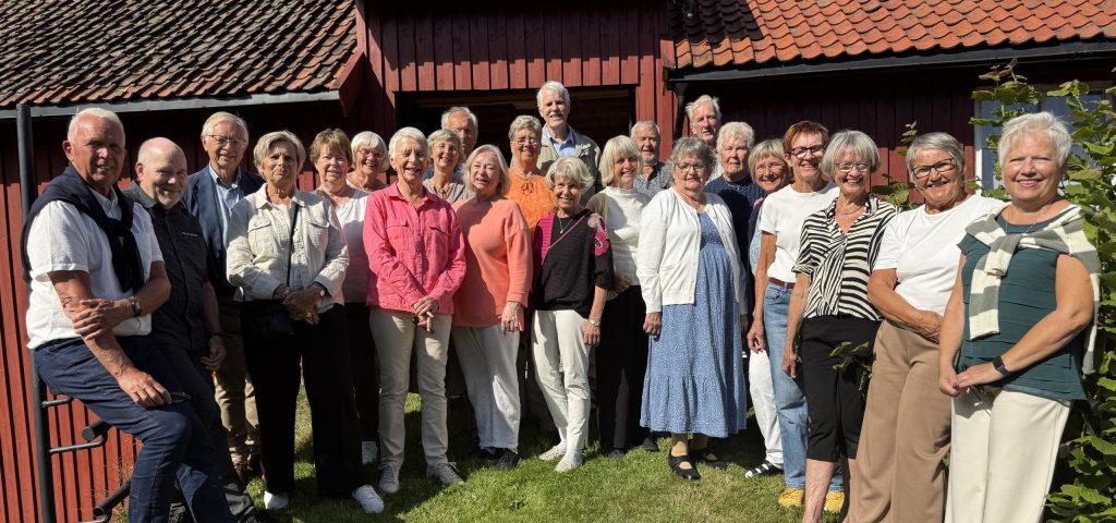 Et livslangt vennskap ble feiret 2 Fra v: Arild Løite, Nils Terje Tronstad, Arne Tord Sveinall, Kirsten Dybing Hallandvik, Gerd Ninna Repstad Ugland, Gjertrud Camilla Aas Thorstad, Anne Karin Sveinall, Bjørg Karin Tveiten, Finn Roald Skeivoll, Grethe Sunde Ulltang, Oddveig Torhild Rustad Bentsen, Ånen Nøding, Arnhild Tveit Eigeland, Tone Haus, Kjell Theland, Helge Håland, Torill Egeli Kjær, Grete Karin Johannesen Eikeland, Diddi Bjorå, Randi Margrethe Rypestøl Fjeld, Turid Rønningen, Alice Kjetså Oterholt, Berit Muren Nilsen.
