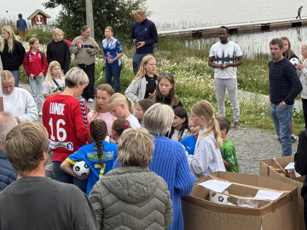 Populært besøk av verdens beste håndballkeeper 4 Ivrige håndballspillere flokket seg rundt Katrine for å få autograf.