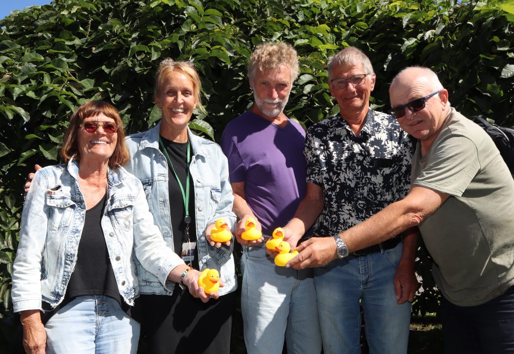 Velkommen på Elvefestivalen og vårt populære andeløp, inviterer fra venstre Reidun Ertzeid, Heidi Johansen, Øyvind Helmersen, Jan Fredrik Knutsen og Egil Lunde.