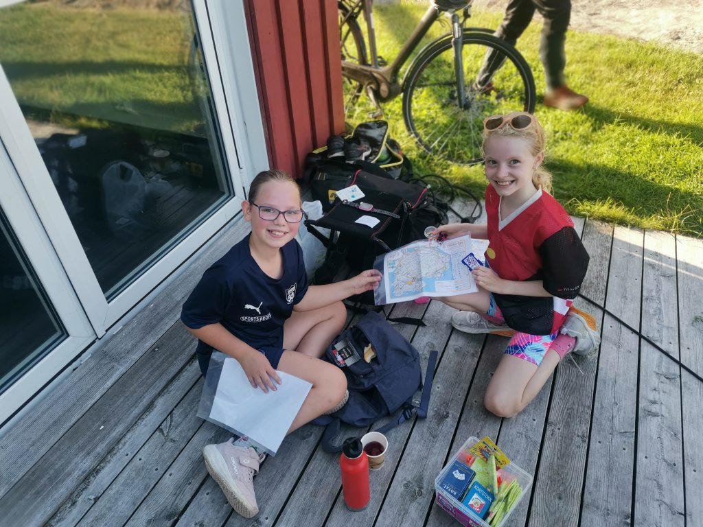 SSOKs yngste løpere, Ingrid Ashton Amundsen ( til venstre) og Malin Julin Wiig syntes det var gøy med O-løp i Helleviga.