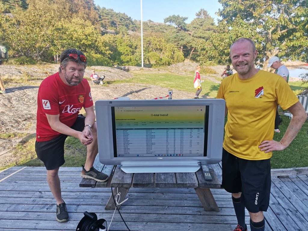 Løpsleder Stig Erik Øhrum ( til venstre) og klubbens leder Svein Erik Wiig kunne tilby løperne skjem med liveresultater.