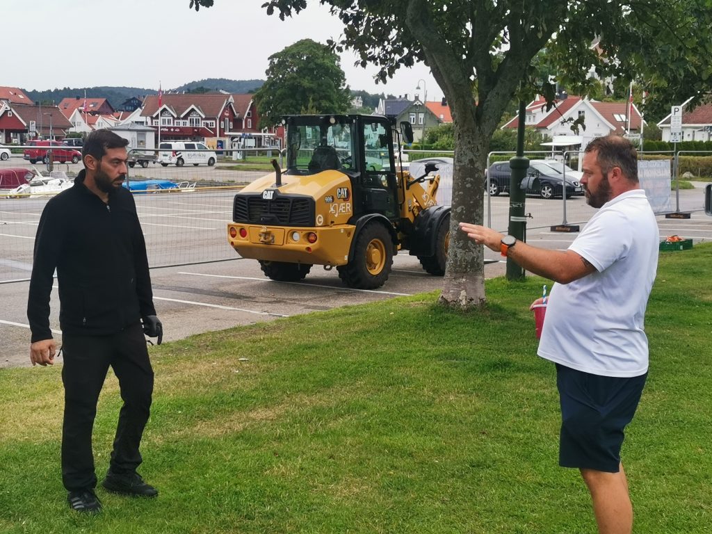 Riggesjefen får instrukser fra festivalsjefen.