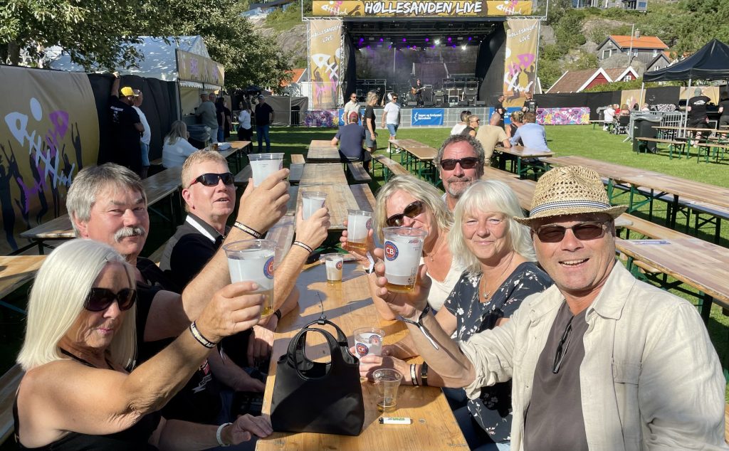 Kjempestemning på Høllesanden Live! 6 Inger, Kåre, Elin, Atle, Berit, jan Eric og Odda fra Søgne var tidlig ute for å få med seg alle artistene.